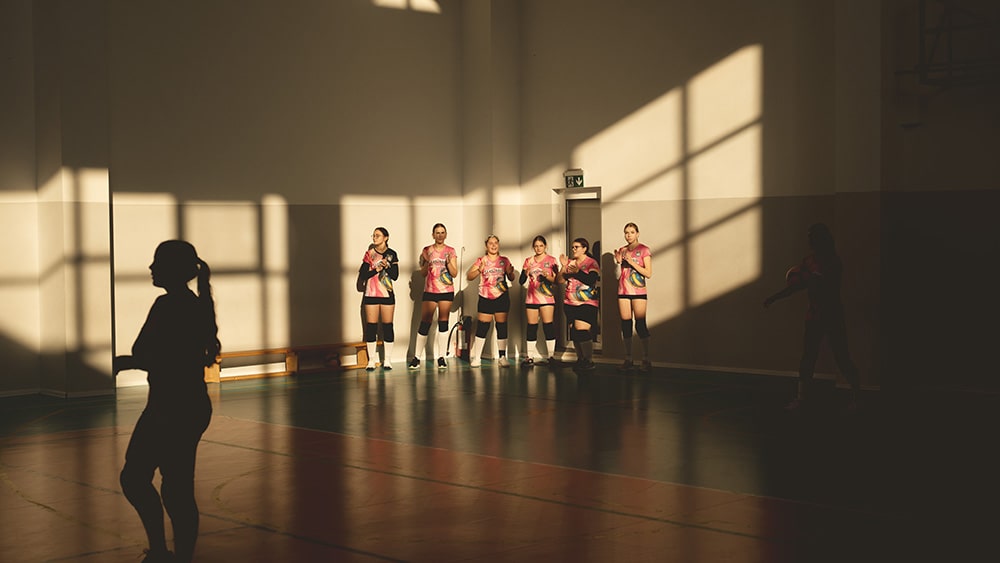 Apărare spectaculoasă la marginea terenului