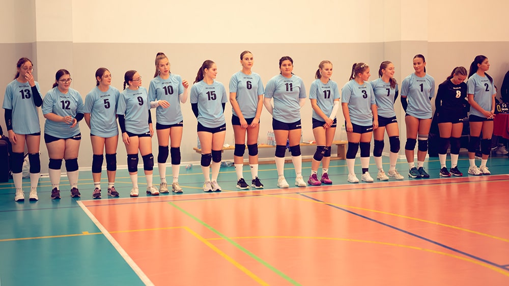 Ridicare elegantă pentru o colegă din atac