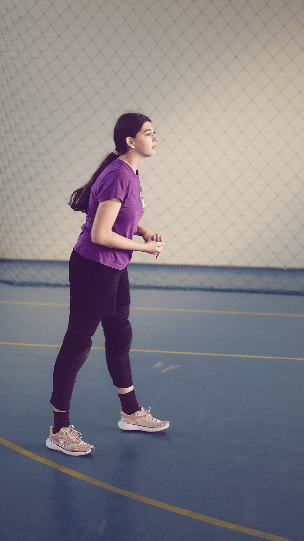 Jucătoare servind mingea